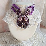 Collier Violine avec cabochons résines, rubans organza, rondes nacrées, rocailles en verre et perles Cristal Swarovski